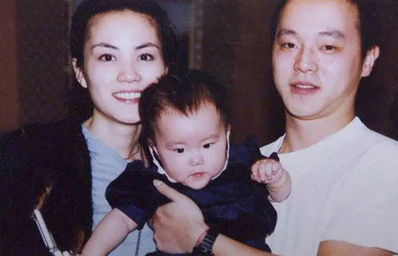 王菲爱过的5个男人，都是“弟弟辈”最小小11岁，她怎能下得了手