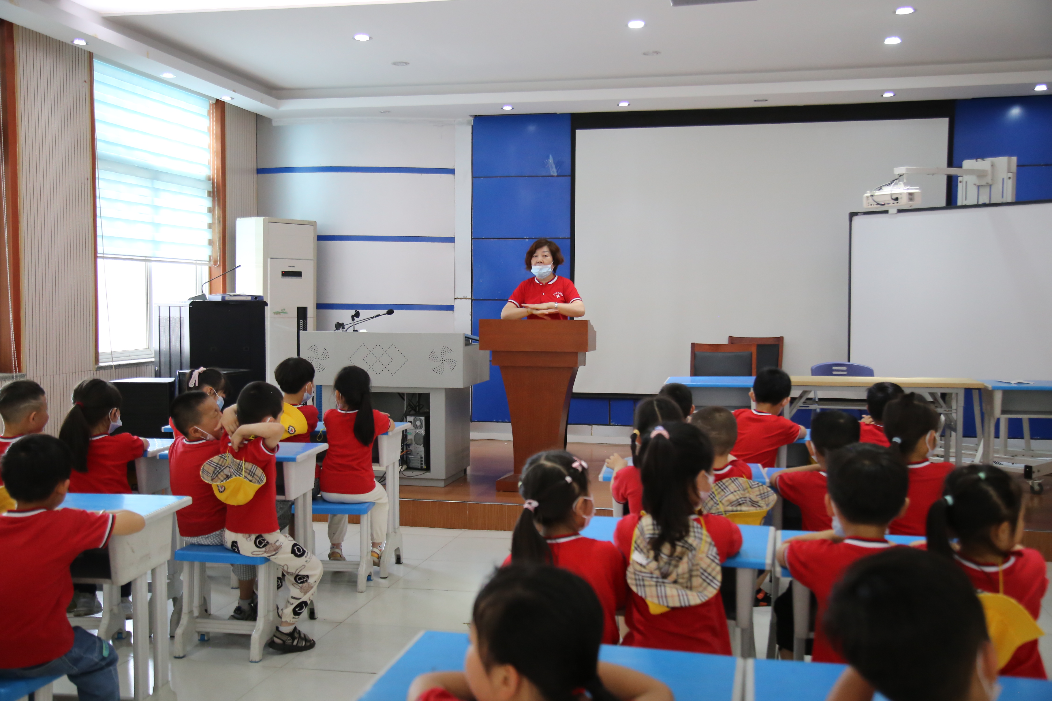 幼儿园孩子进东方红小学 体验小学生活