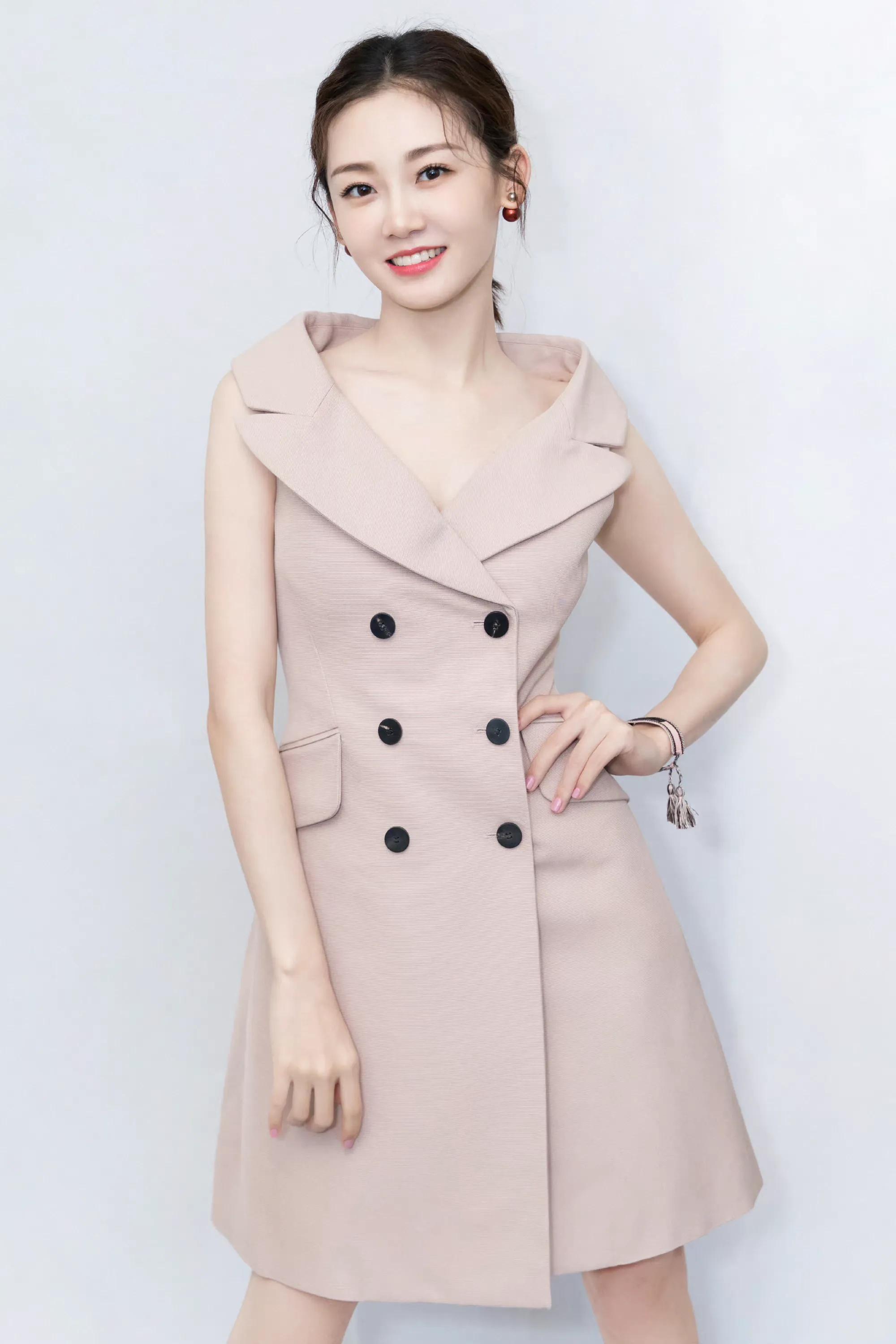 明星系列:郑凯的老婆苗苗,不是那么惊艳,细看特别耐看