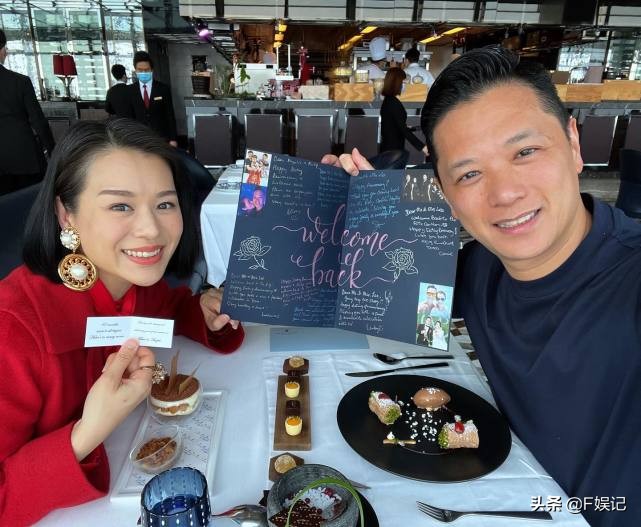 挽着老公手臂甜蜜合影！胡杏儿夫妇到首次约会的餐厅吃饭过情人节