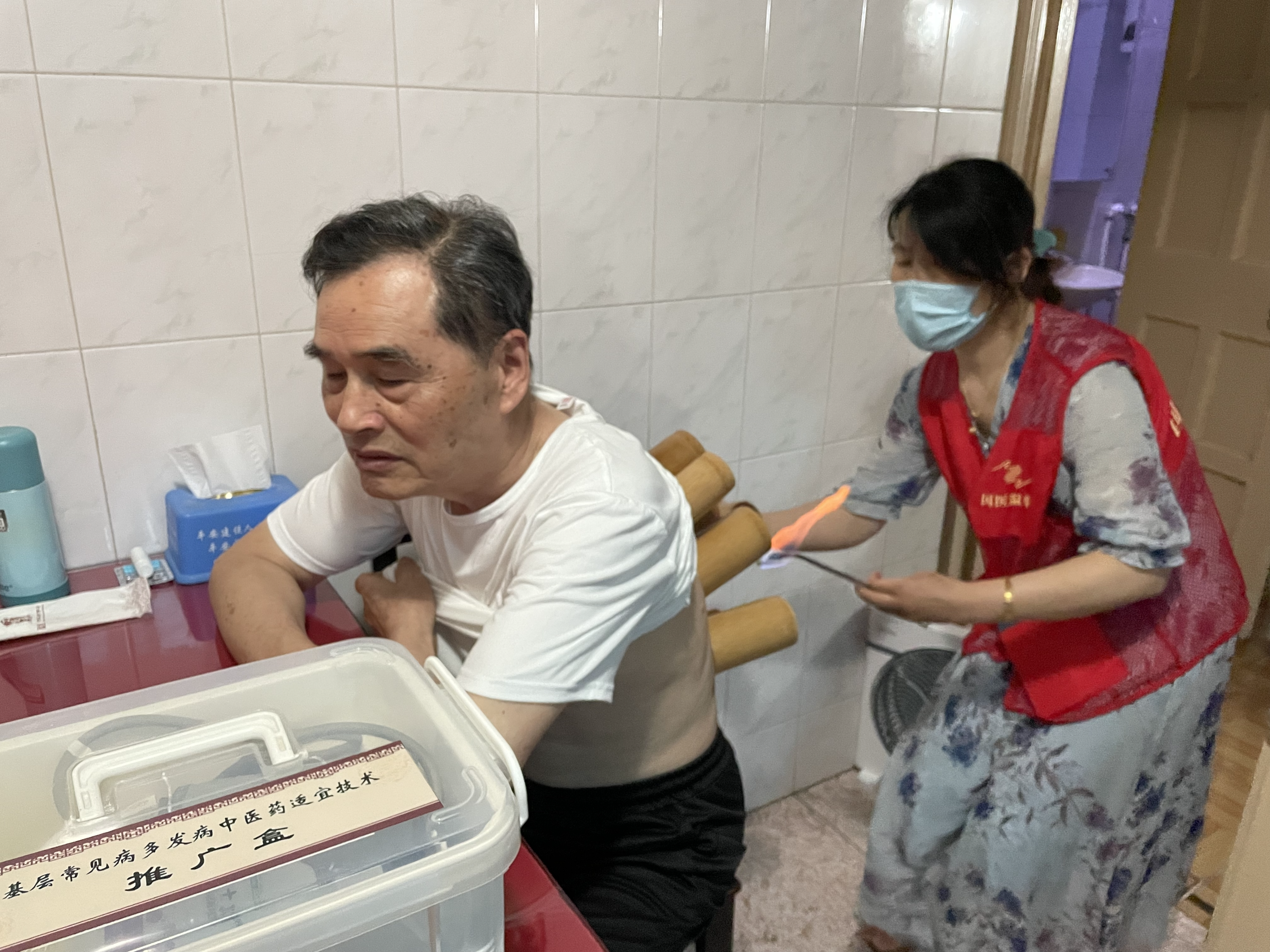 “中医健康共富班车”向高龄老党员发车
