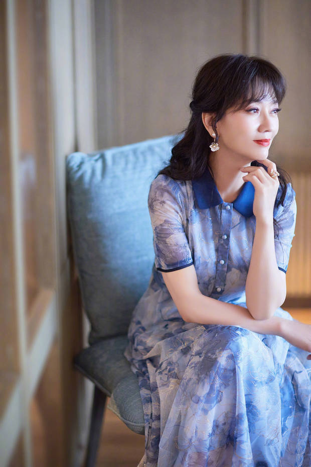 68岁赵雅芝穿蓝裙气质优雅 肌肤紧致状态不输少女