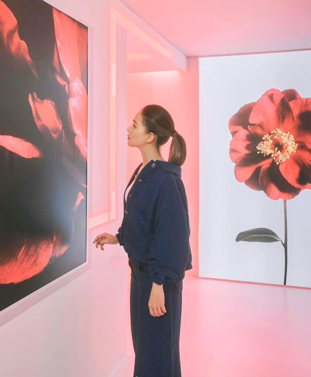 昆凌怀三胎后首次公开露面，全身照曝光身材变富态，5月孕肚抢镜