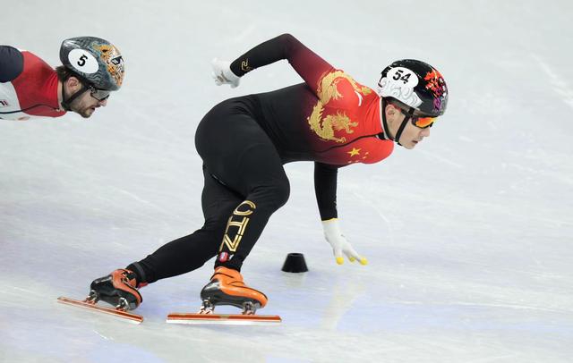 韩国犯规(韩国短道再遭打击，四人出战2人犯规1人摔倒1人受伤，主教练难堪)