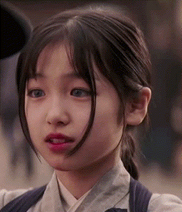 “国民女儿”到圆脸大姐？这4位童星“长残”，长大前后判若两人