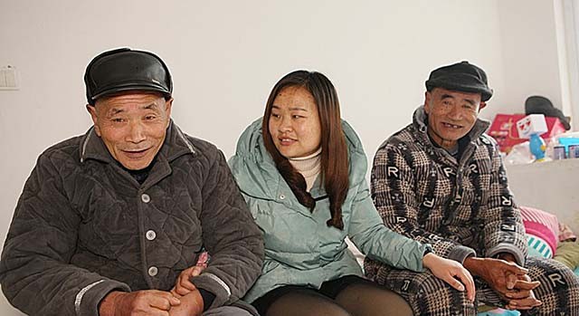 安徽光棍兄弟收养弃婴，给拖拉机装土赚奶粉钱，34年后女婴成教师