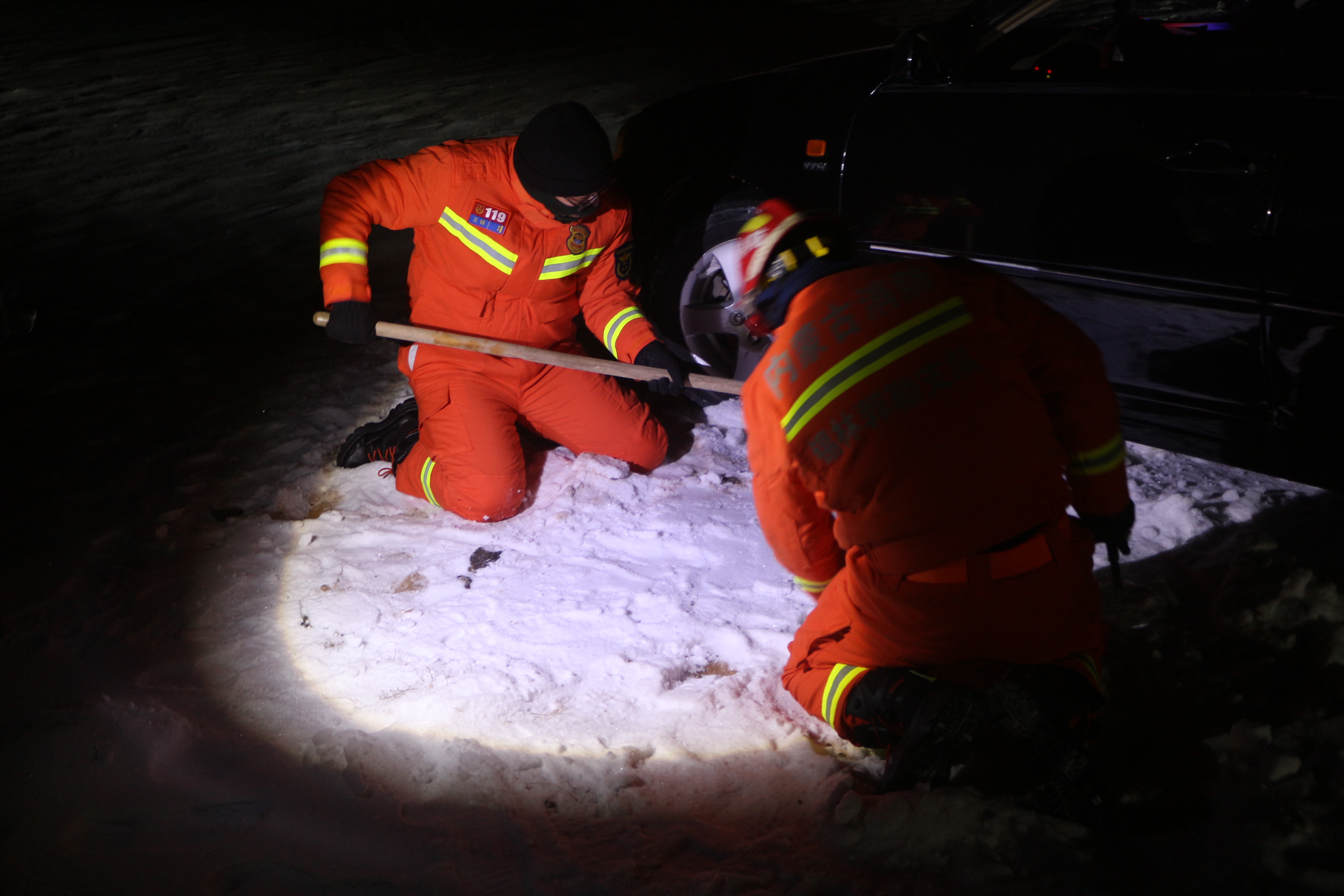 夜间轿车被困道路积雪中 消防紧急救援