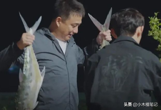 《向往的生活6》又惹争议，被质疑拿道具鱼演戏，节目组发文否认