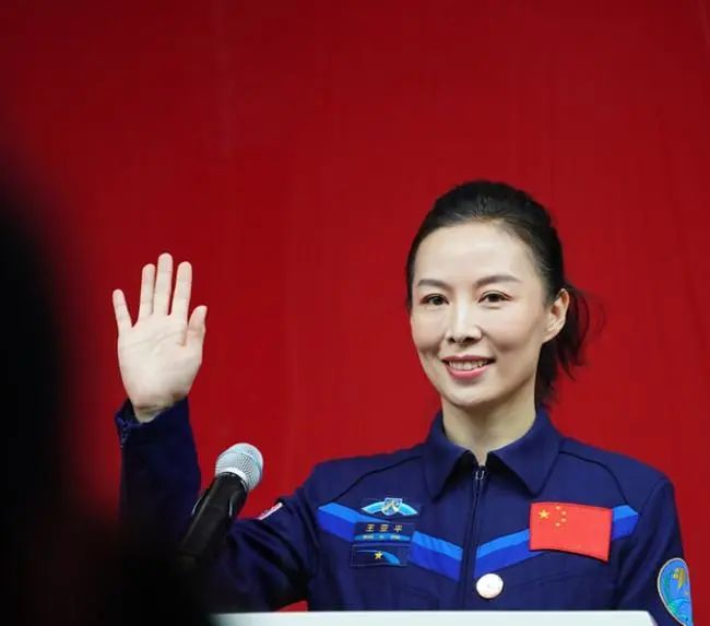 中国航天员首次太空过大年，王亚平女儿让妈妈只摘一颗星星