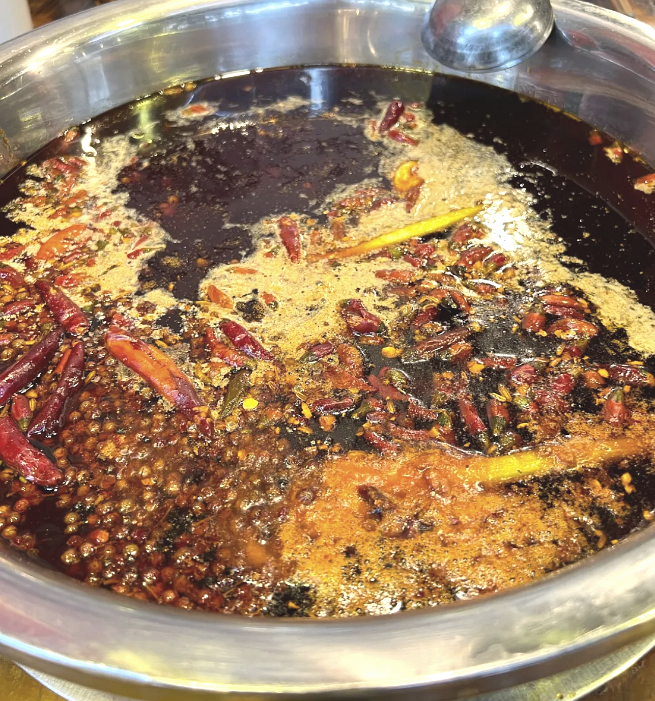 成都成华区的某网红火锅，号称“天花板”，态度高傲，味道很失望