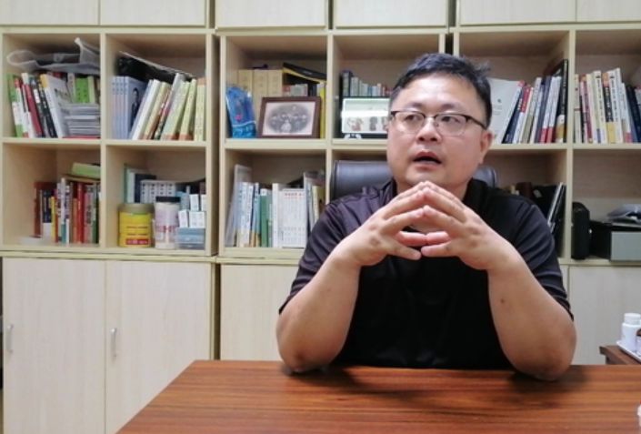 10年前除夕夜，3岁小男孩被逼雪地“裸跑”，后来他怎么样了？