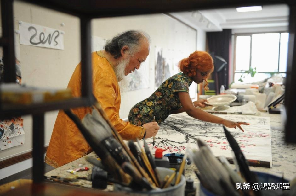 画家杨彦53岁花四千万娶24岁非洲娇妻，60岁出家，他为何这样做？