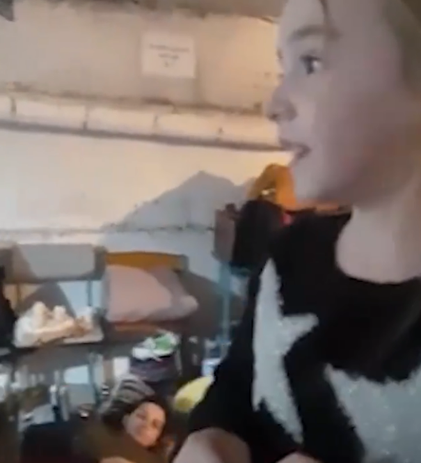 乌克兰小女孩防空洞里唱Let it go 这歌声太治愈了