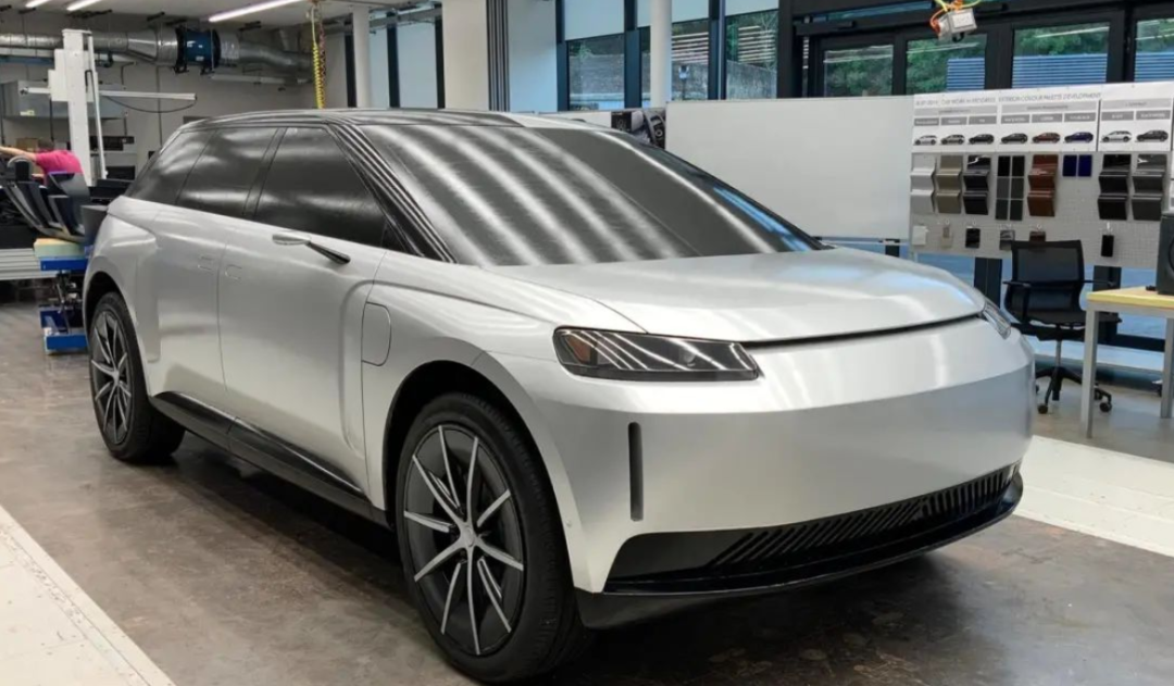 他不务正业，造了一辆续航900公里的电动车