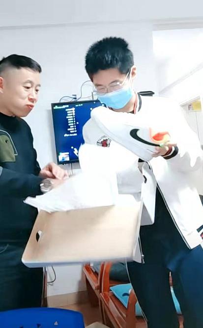 孙妈妈透露孙卓期末成绩，英语只有40分，孙卓：和山东那边不一样