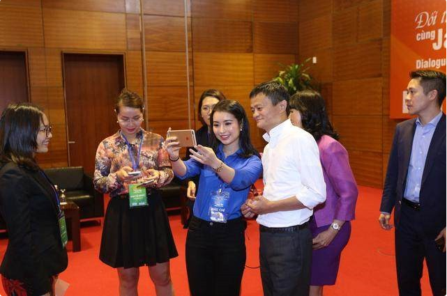 2017年，与马云对话的越南大学校花吴庆玲，如今已毕业考虑从商