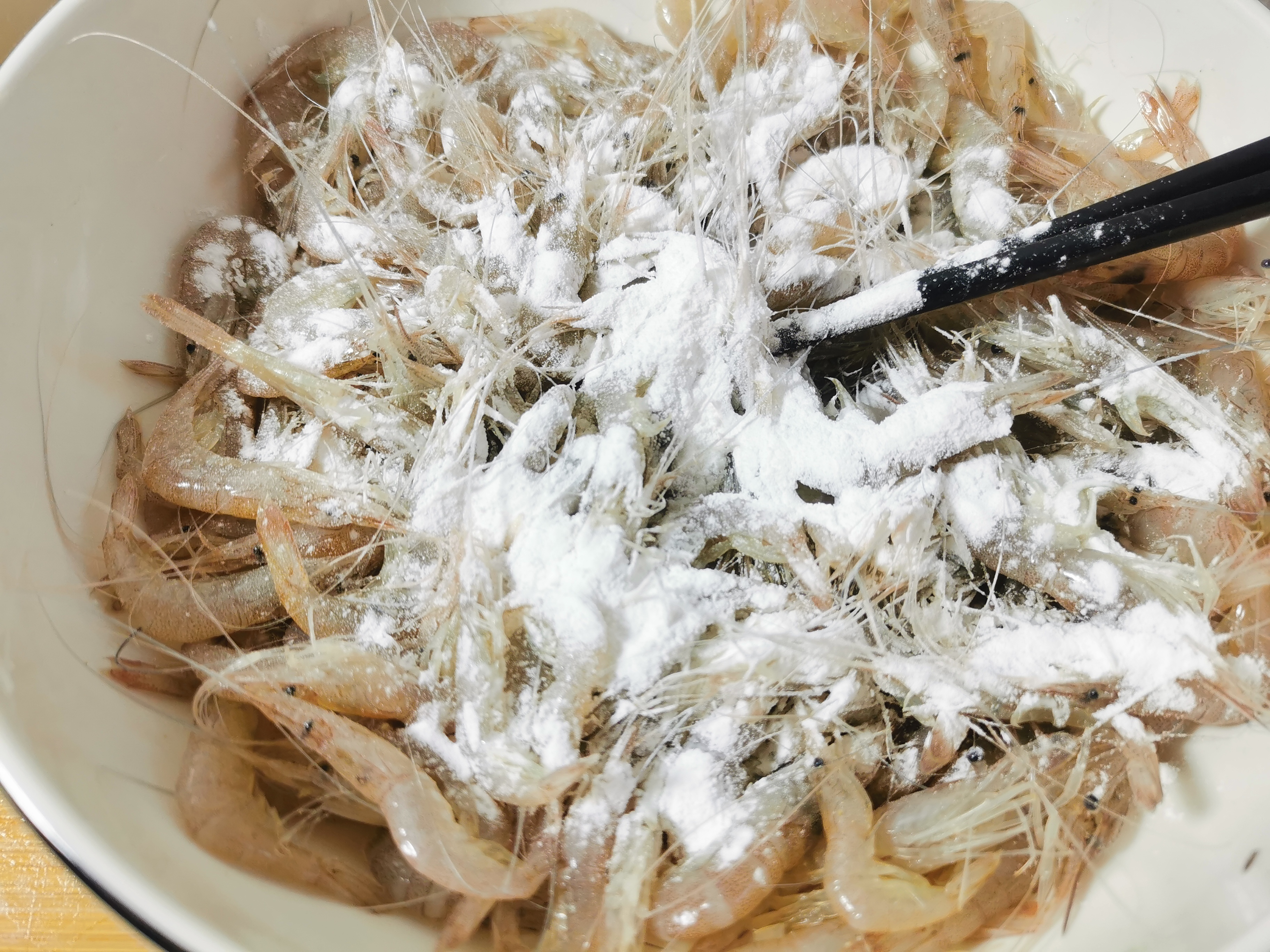 油炸小河虾的做法（教你油炸小河虾个个金黄焦酥）