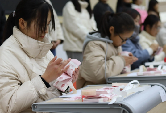 会计应届生“就业难”，初入职场工资只有2000多，如何摆脱困境？