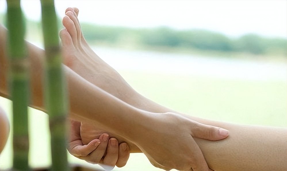 每天晚上坚持勾脚、绷脚，按一按，预防血液粘稠、缓解关节不适