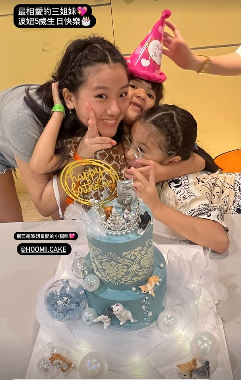 贾静雯晒全家福为波妞庆生，三个女儿全是高颜值，一家五口超幸福