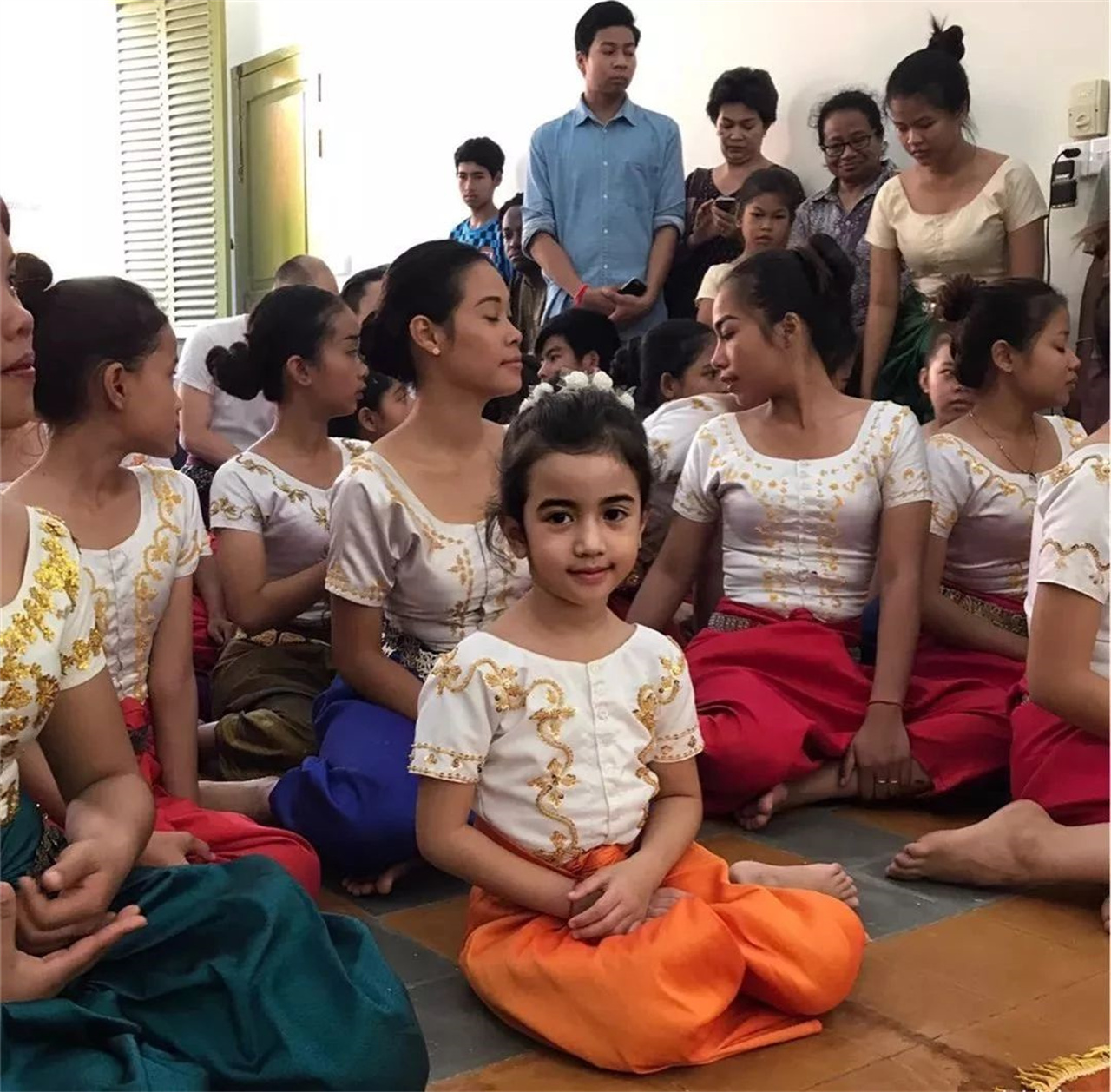 柬埔寨最美的公主：7岁精通5国语言，擅长唱歌跳舞，被妈妈当做赚钱的工具