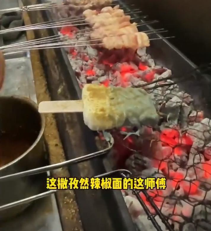 武汉一烧烤摊老板推出新菜“炭烤钟薛高”，高温470度烧烤不融化