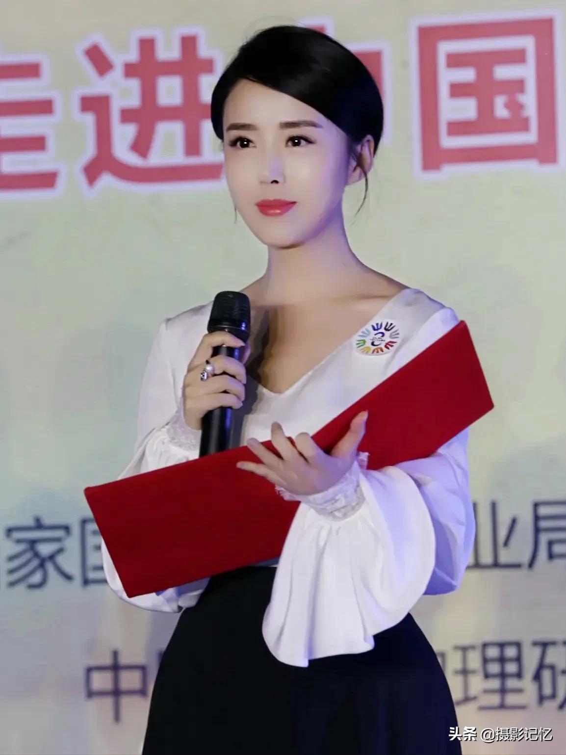 颜丹晨：貌美的才女