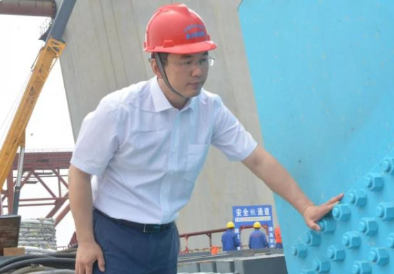 他考入北京名校，助力解决世界级工程难题，斩获领域“最高奖”，受到全国表彰！