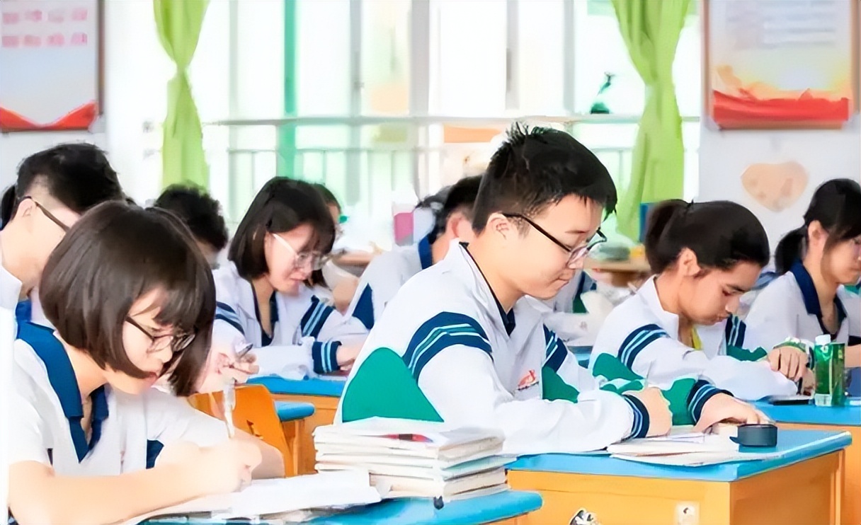 2022本科“红牌专业”出炉，就业率亮起红灯，家有考生要慎重