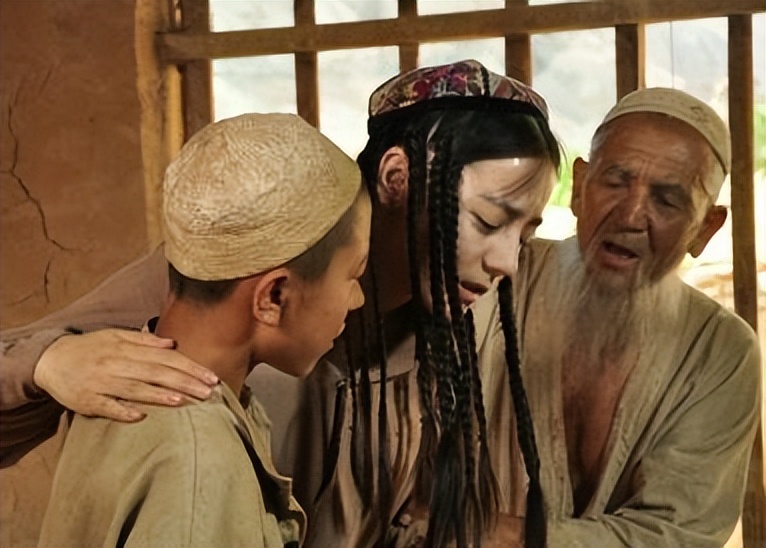 “金鹰女神”迪丽热巴:靠杨幂爆红,工作四年无休,沦为无戏可拍