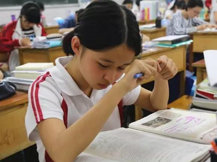 国内大学分为“8大等级”，普通学生能考进第4级，已经足够优秀