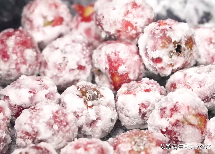 甜香味美的糖霜山楂球，简单3步就能吃，老少皆宜的甜品美食
