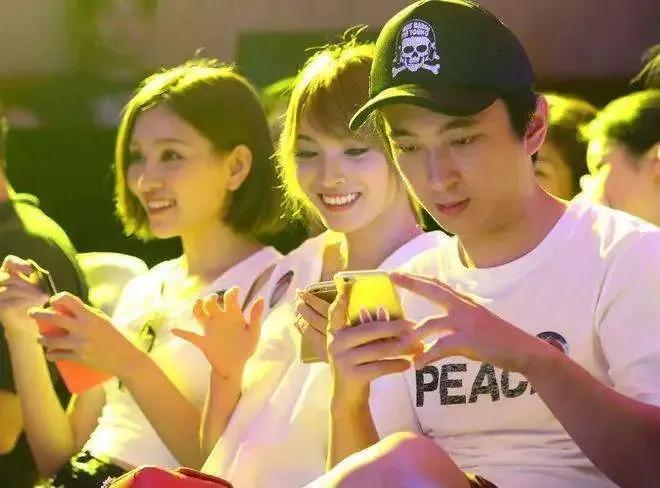 且看奶茶妹妹章泽天，是如何把一手烂牌打成王炸的…