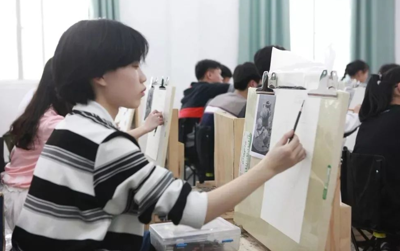 南昌美术培训画室哪家好？南昌白塔岭美术培训强、成绩好