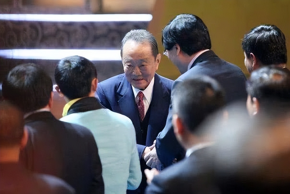 朱玲玲之后，港姐陈雅思也要嫁入豪门，男友家族资产不输李嘉诚