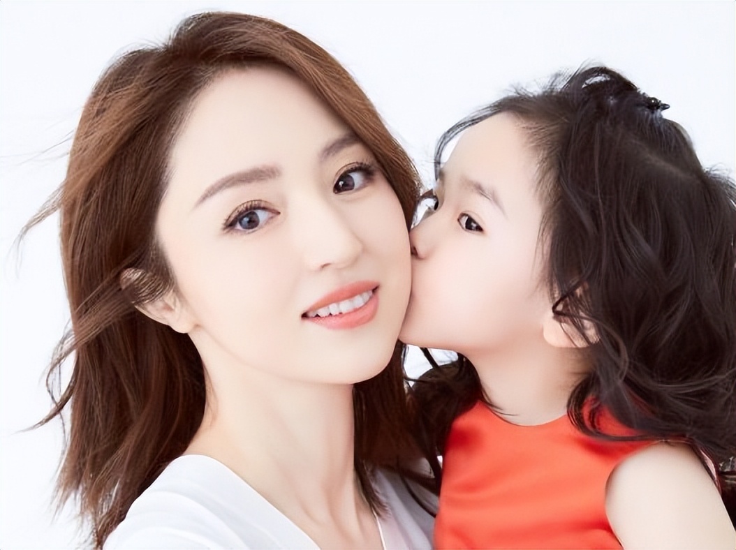 董璇女儿被迫营业赚钱？4岁便出来拍广告，眼神早已透露一切