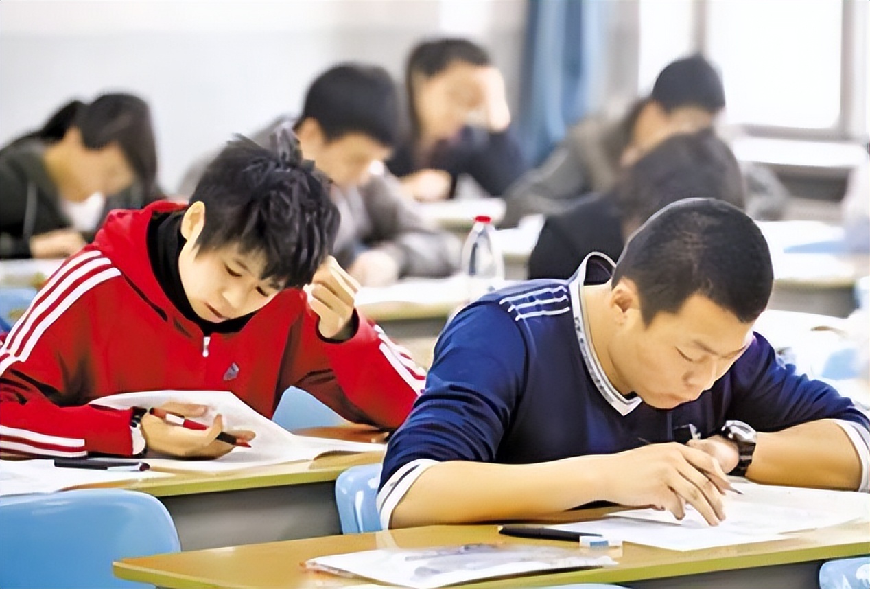 网传公务员将面临降薪，还要停发年终奖？3类岗位或成大学生新宠