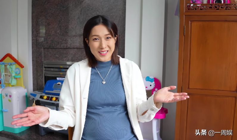 钟嘉欣三胎孕肚越来越大，抛硬币测试宝宝性别，内心想法曝光