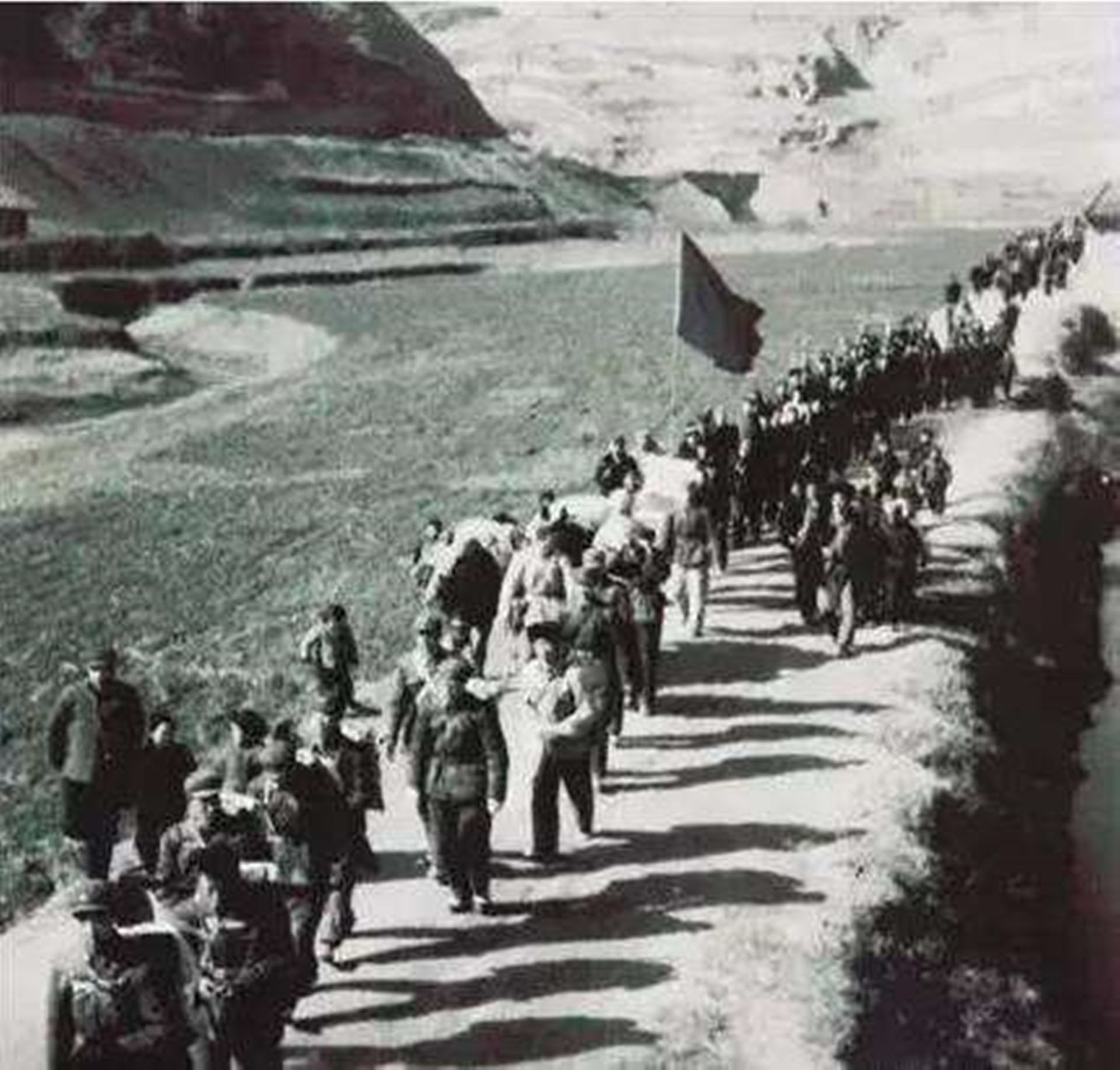 1950年杨得志回家探亲，姐姐拿着照片说：这要让坏人看见就死定了