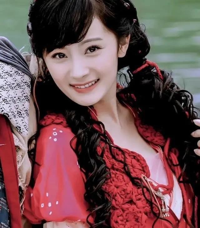 同样是“红衣造型”，杨幂娇俏像少女，赵丽颖霸气十足