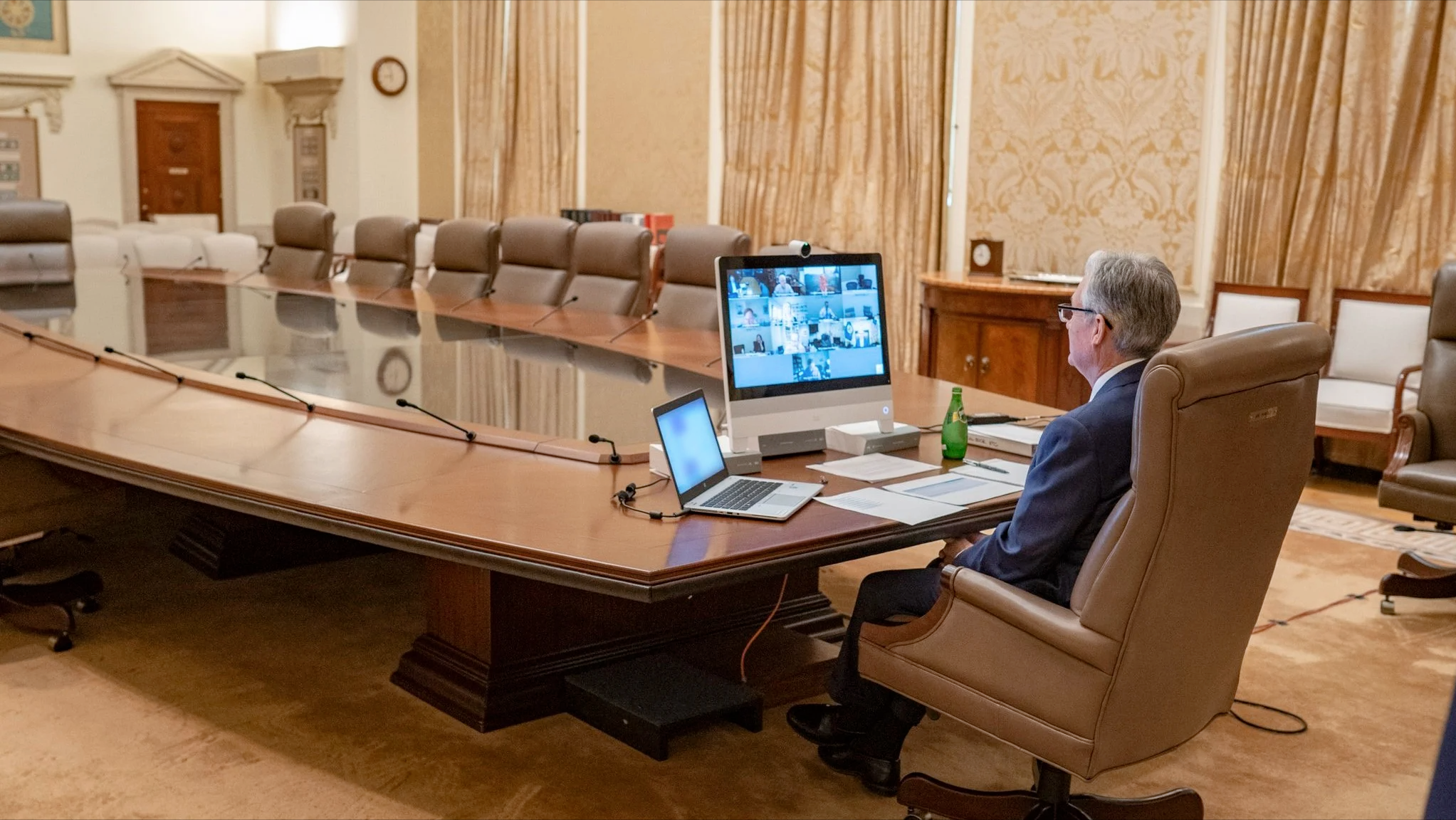 美联储宣布加息,美国25个月放水35万亿,八国经济或将陷入脆弱模式