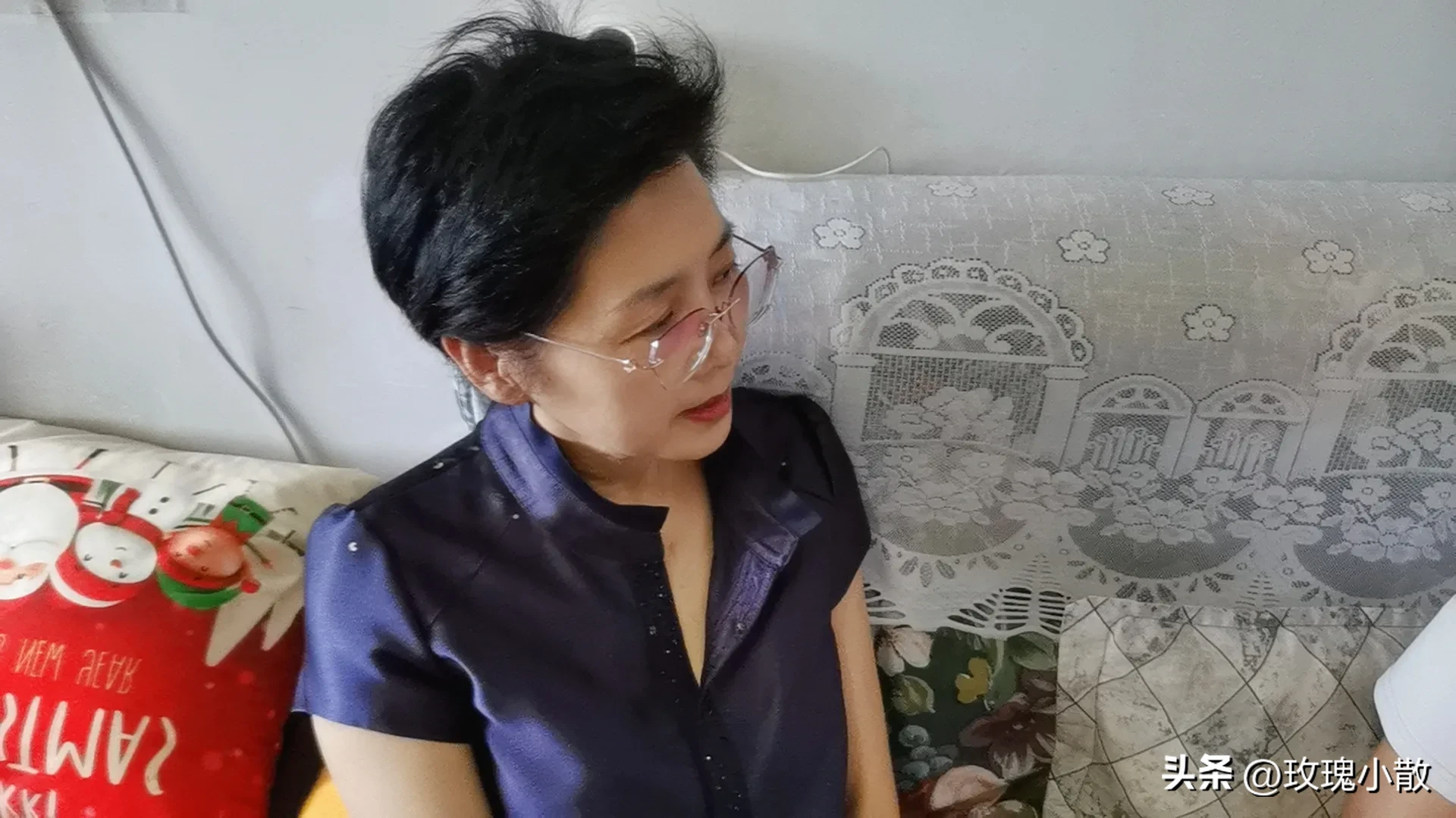昨天吃完早饭，我就带母亲剪发染发了，整完都九点多了,带着相关的卡证