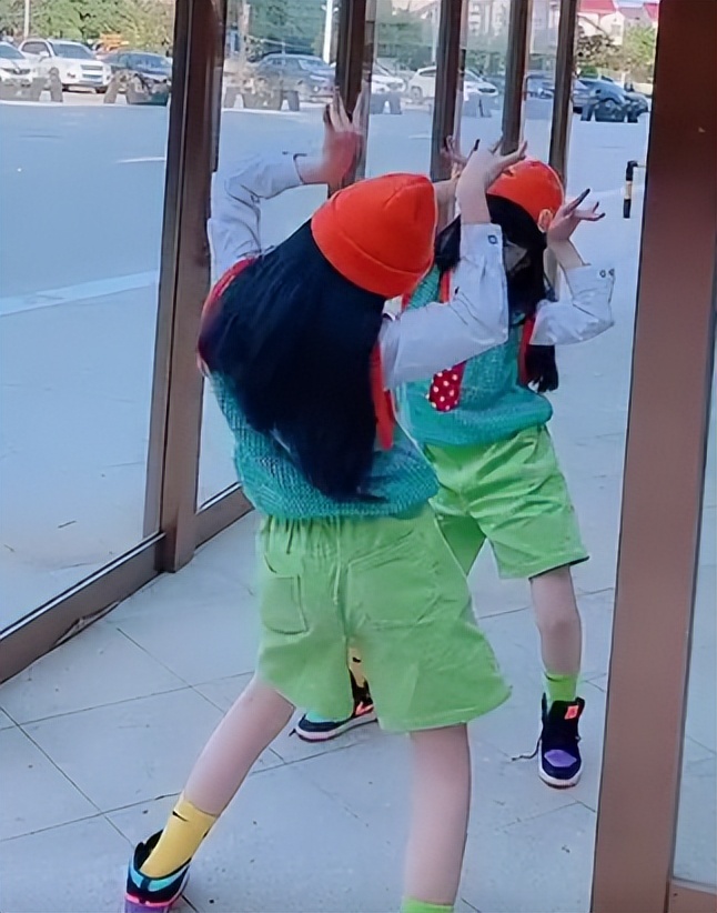 全网最默契姐妹花：“复制粘贴”双胞胎，自学跳舞圈粉1600万