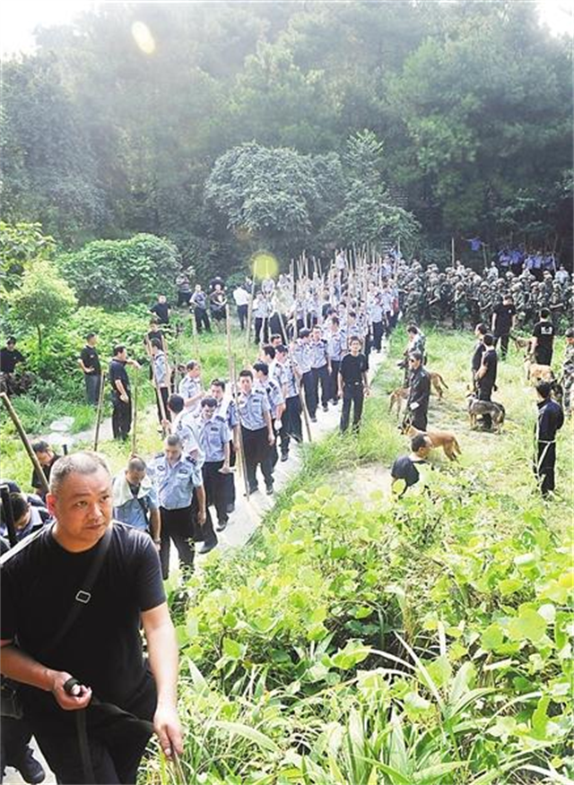 2012年击毙周克华始末，事后两名警察回忆：根本来不及去想怕不怕