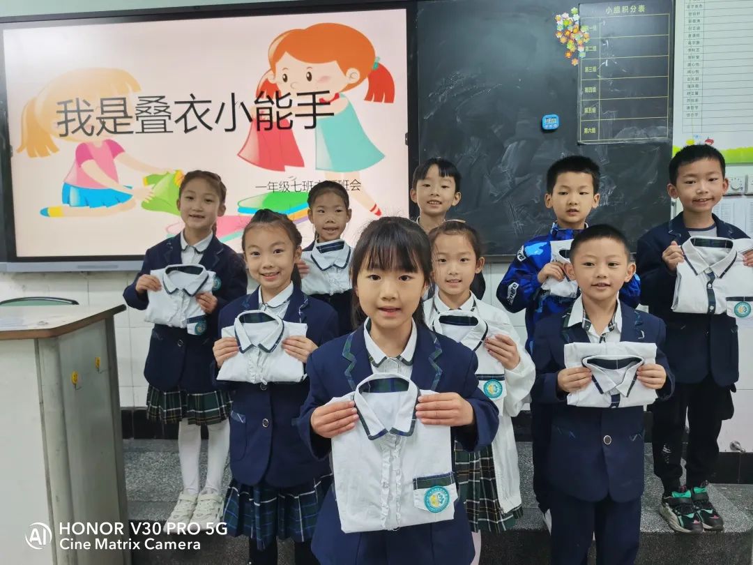 南湖小学一年级结合学生实际情况开展丰富多彩的劳动教育实践活动