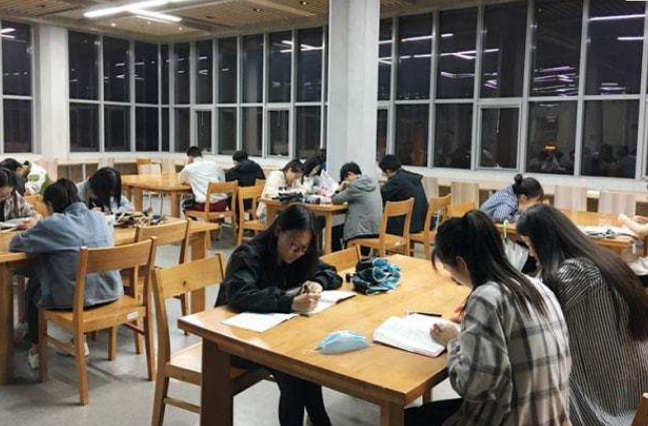 大学课程表火了，没有对比就没有伤害，网友：实名羡慕一周三节课