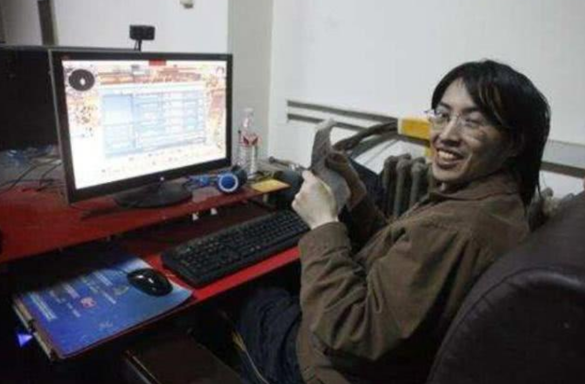 大学生打游戏颓废现状（高考647分的高材生）