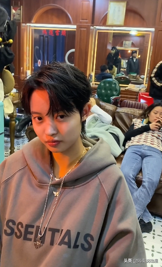 他被誉为最强理发师！一个月涨粉200万的山城小栗旬，有何背景？