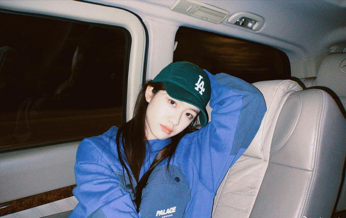 《小敏家》黄磊女儿向涵之，穿衬衫配百褶裙，有清纯大学生那味了