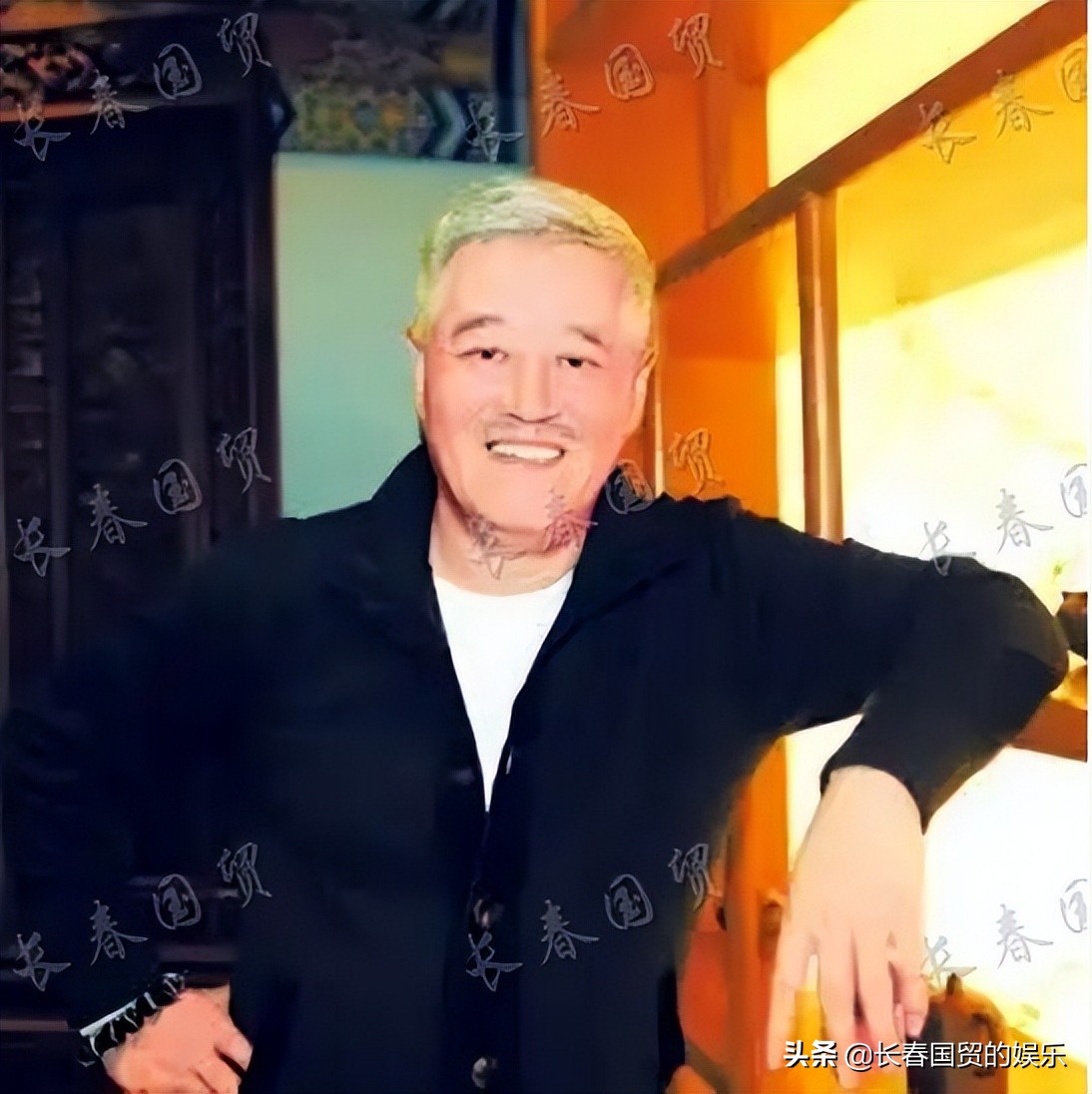 赵本山成名前罕见旧照曝光，西装革履英俊又帅气